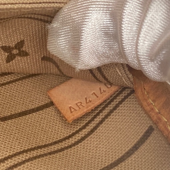 Louis Vuitton Neverfull MM Monogram - Picture 14 of 17